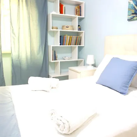 Hostly - Vittoria House - Near The Center With Private Parking Apartment