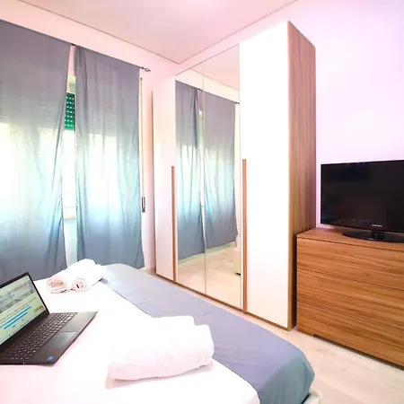 Hostly - Vittoria House - Near The Center With Private Parking Apartment