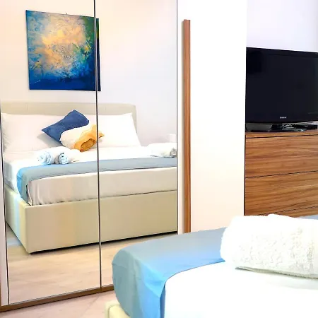 Hostly - Vittoria House - Near The Center With Private Parking
