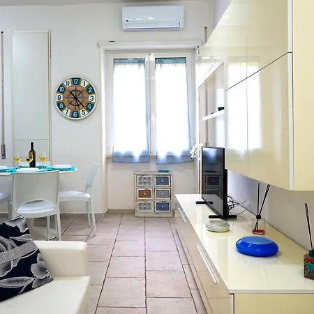 Hostly - Vittoria House - Near The Center With Private Parking Apartment Naples