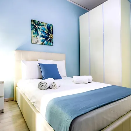 Hostly - Vittoria House - Near The Center With Private Parking Apartment *