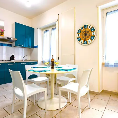 Apartment Hostly - Vittoria House - Near The Center With Private Parking Naples
