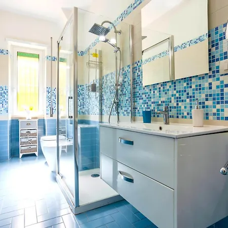 Hostly - Vittoria House - Near The Center With Private Parking * Naples